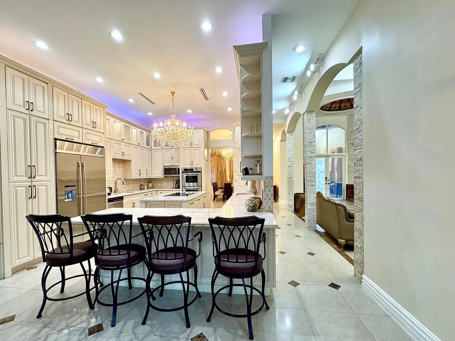 5 bed, 5.0 bath, 4243 sqft, $10,500 — Photo 3