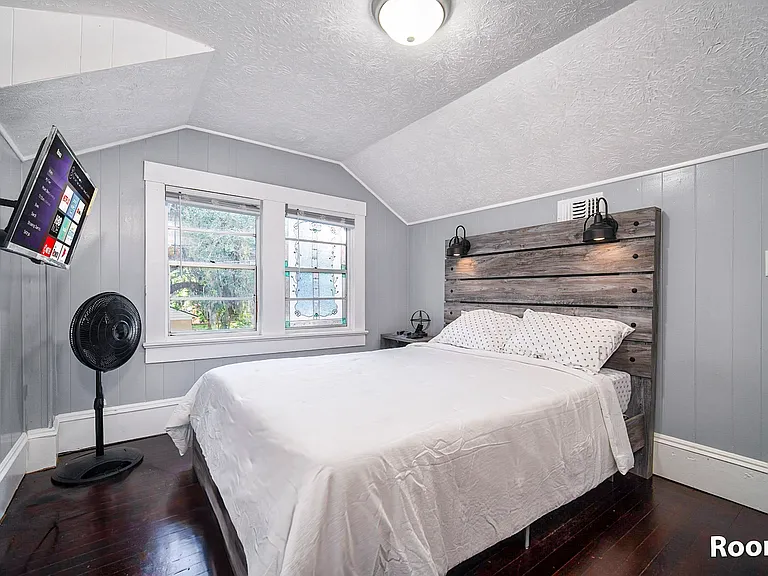 Room 6 Smart TV, Bed,