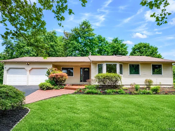 15 Dix Circle, Dix Hills, NY 11746