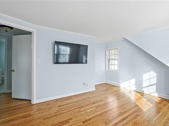 4th image of 60 E Maltbie Ave Floor 2