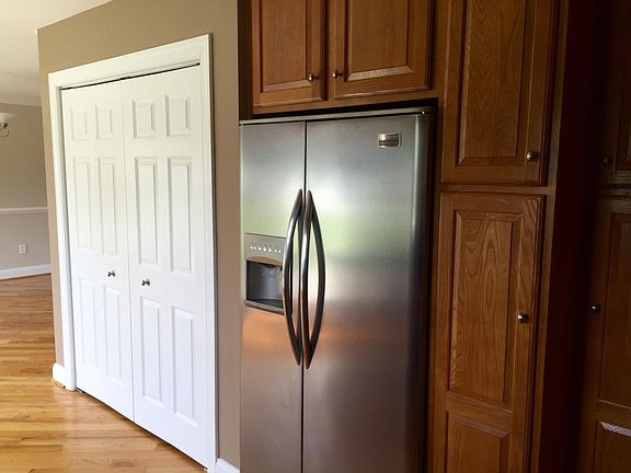 3rd image of 111 Cambridge Dr