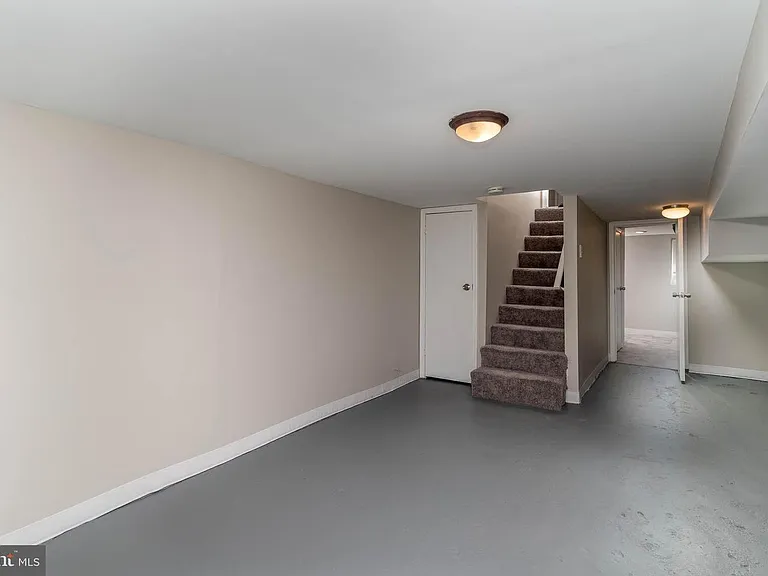 551 E 38th St #1 — Photo 17