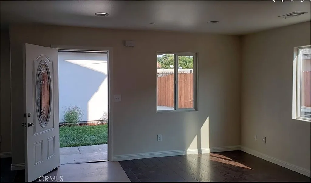 5 bed, 1935 sqft, $3,800 — Photo 4