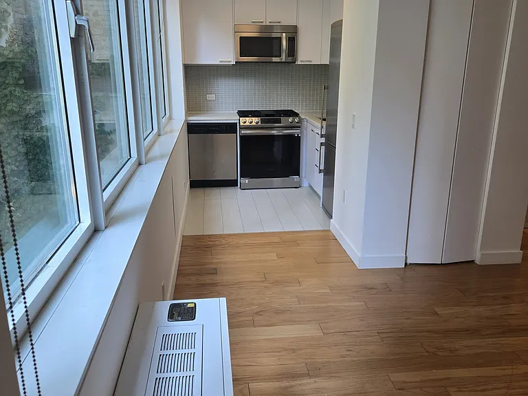 503 W 46th St #1 — Photo 10