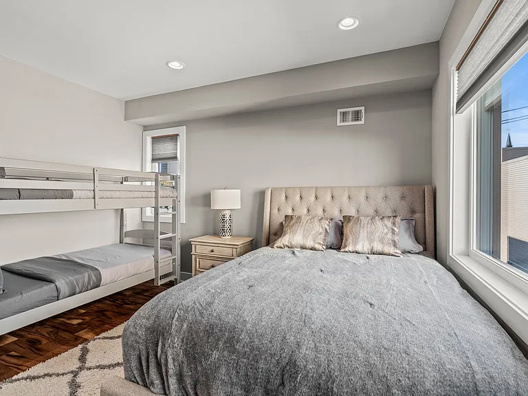Large bedroom #1