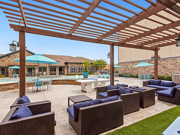 Relax by the Pool at Katy Ranch Apartments | Luxury Poolside Lounge in Katy, TX