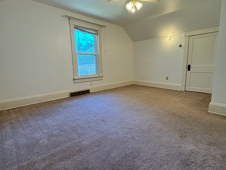 216 2nd St SE #1 — Photo 9