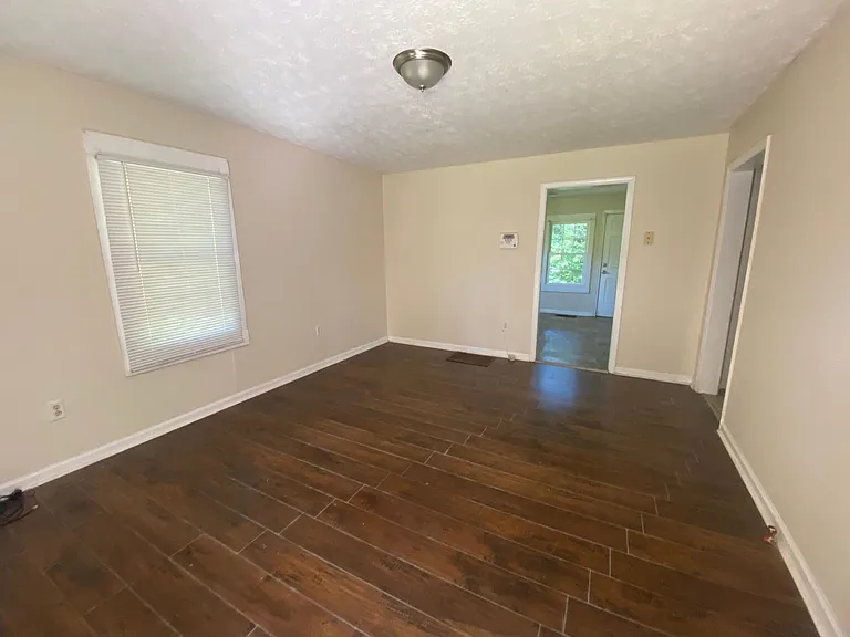 302 Oak St — Photo 2