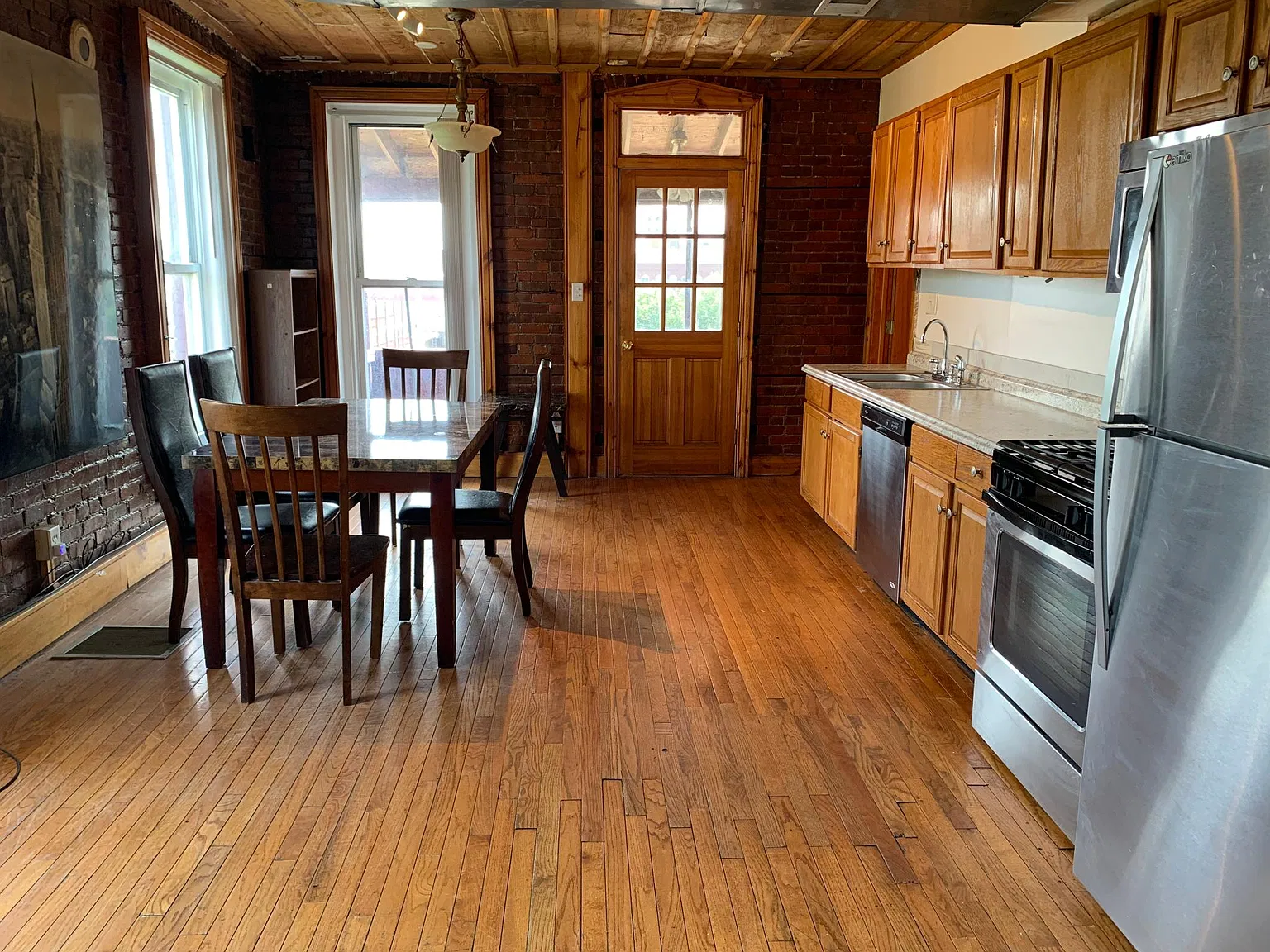 4 bed, 2000 sqft, $3,180 — Photo 3