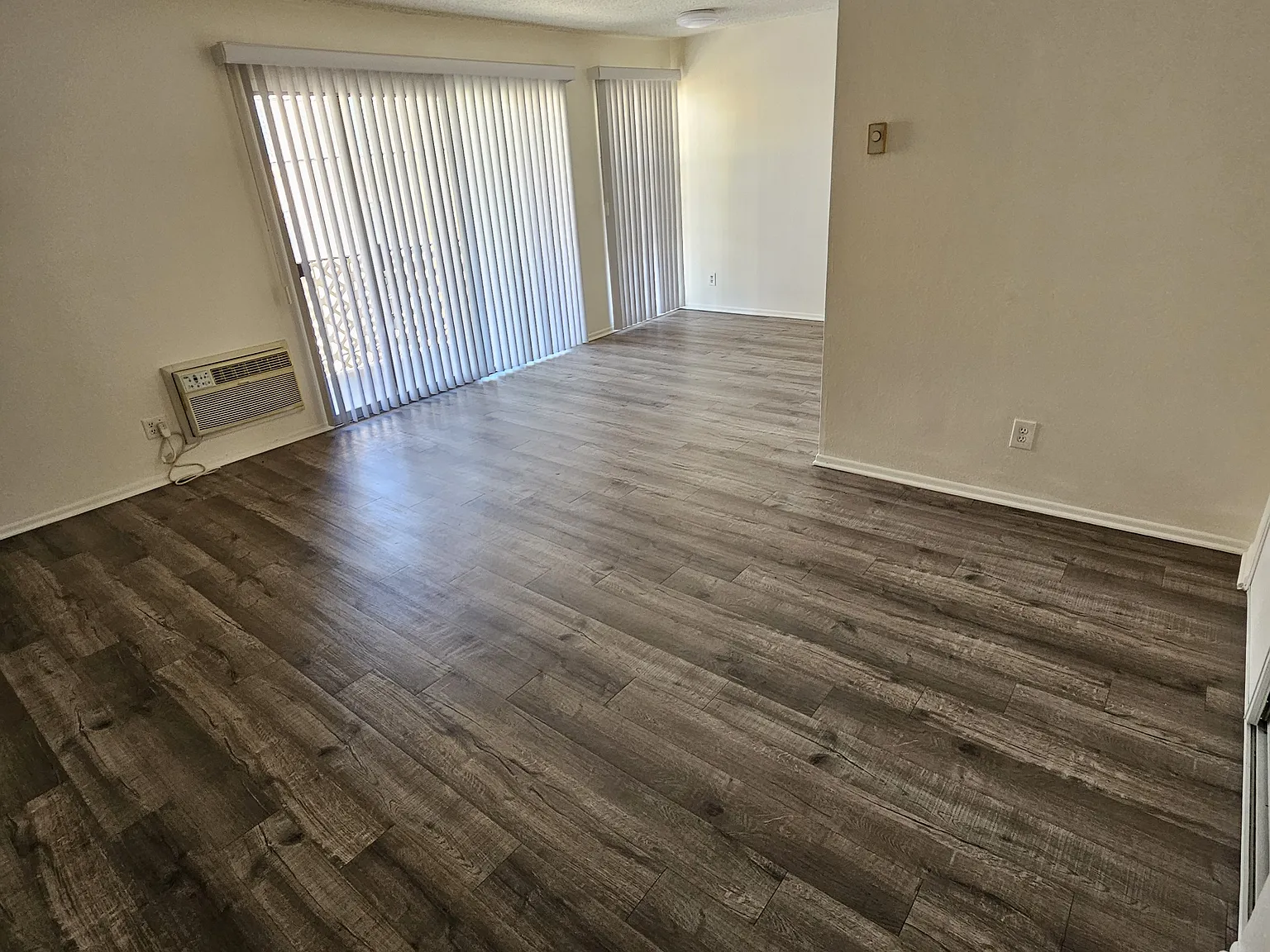 St Moritz Apartments — Photo 3