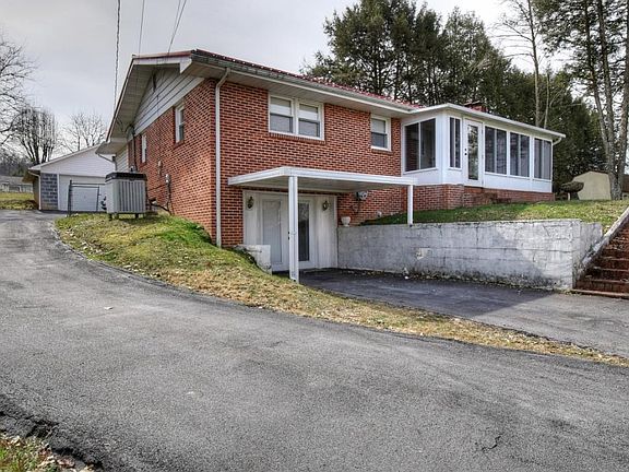 3rd image of 214 Fairford Ln