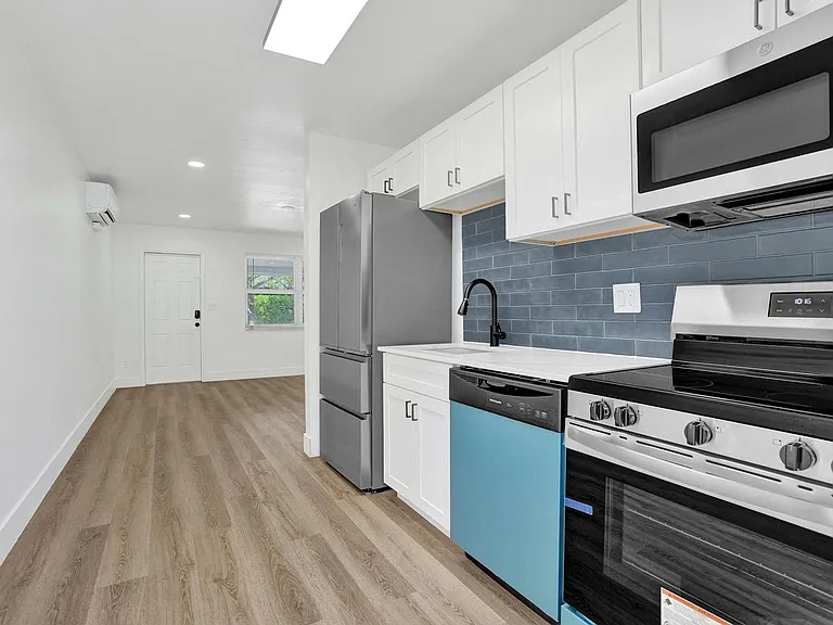 2020 NE 15th Ave — Photo 22