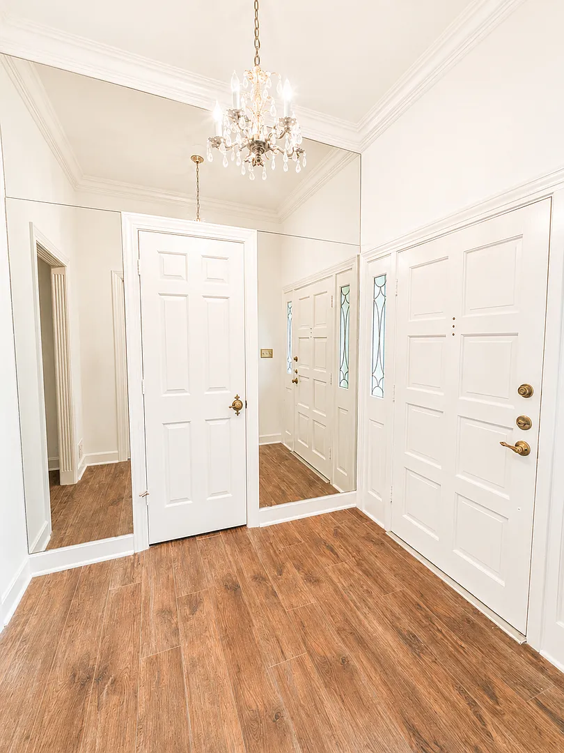 Spacious Walkout in Desirable Location! — Photo 4
