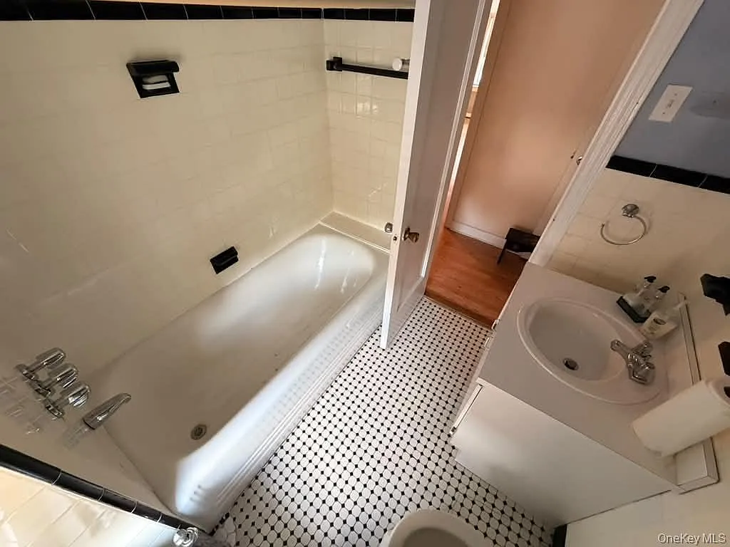 1 bed, 1.0 bath, $2,200 — Photo 3