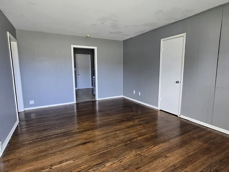 807 SW 6th St — Photo 10
