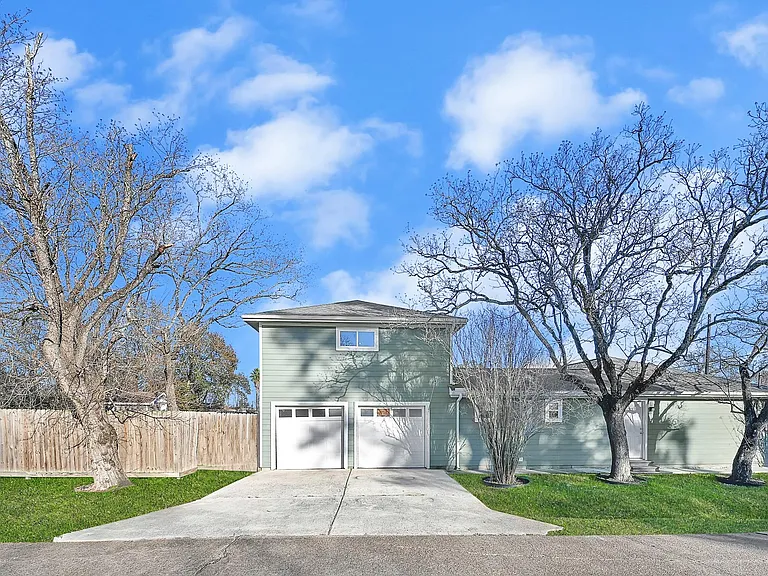 1301 Avenue I — Photo 2