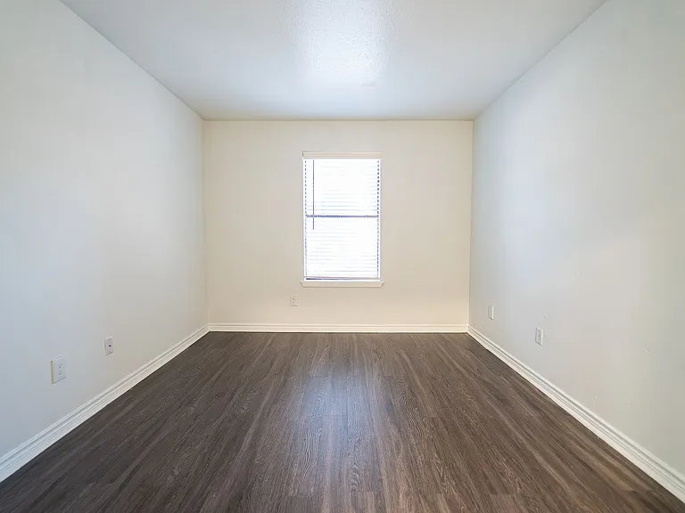 Chesapeake Apartments — Photo 34