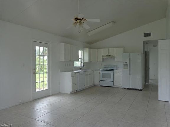 3rd image of 1010 Poinsettia Ave