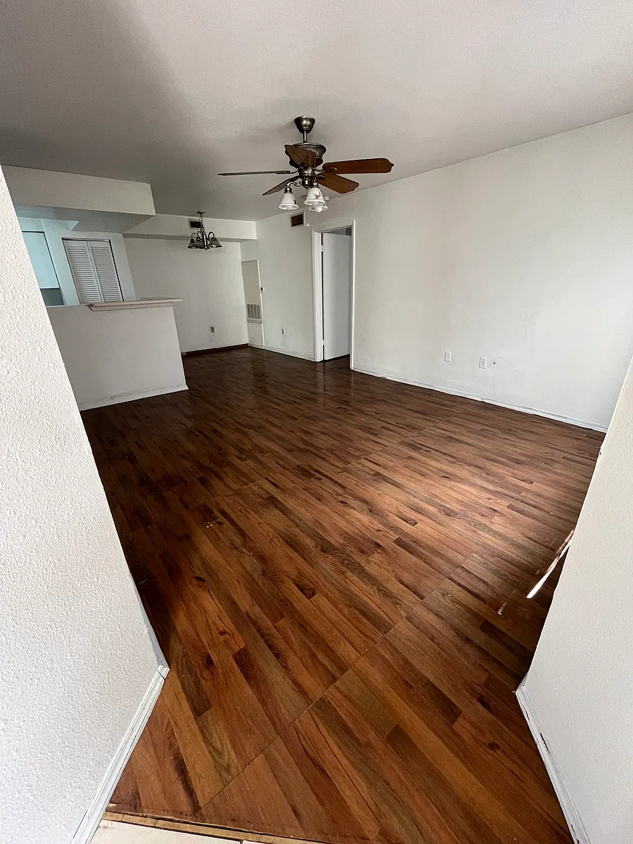 Building Photo - 3004 Parkway Blvd #106