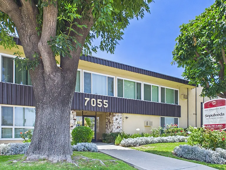 Sepulveda Apartments — Photo 38