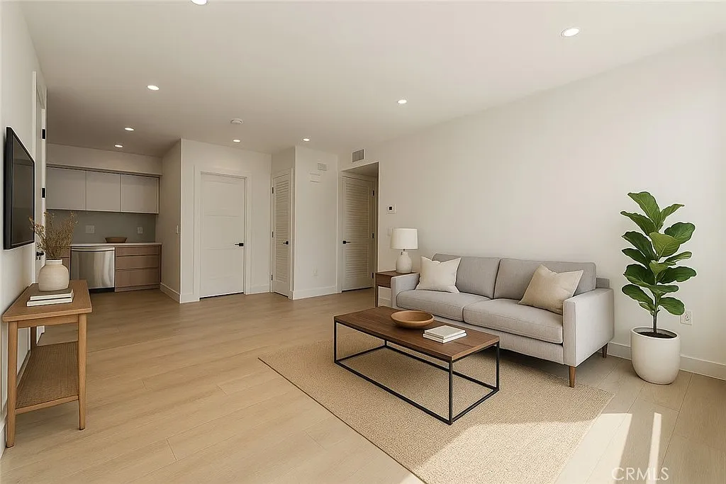 2 bed, 920 sqft, $2,500 — Photo 2