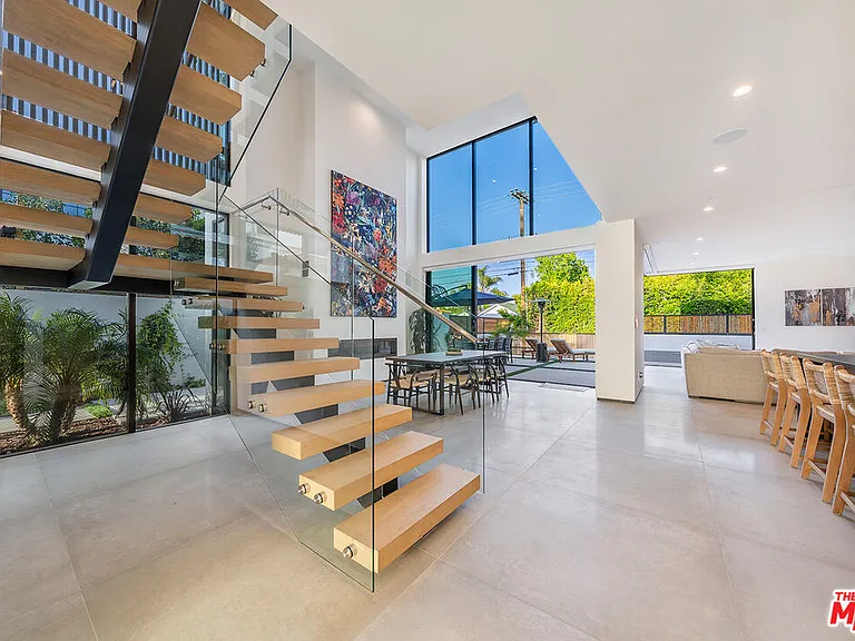 200 N Doheny Dr — Photo 34
