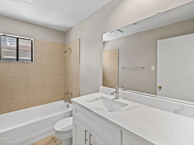 712 Graham Pl #203 — Photo 14