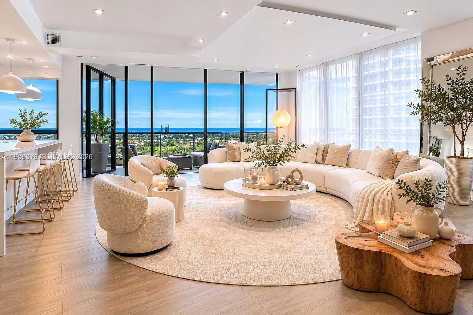 Hamptons West Condo — Photo 1