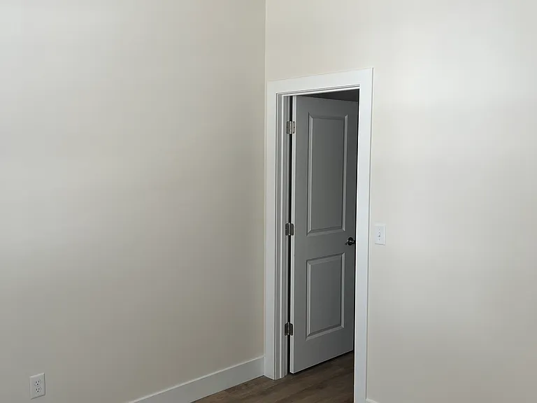 409 Court Yard Ln — Photo 15