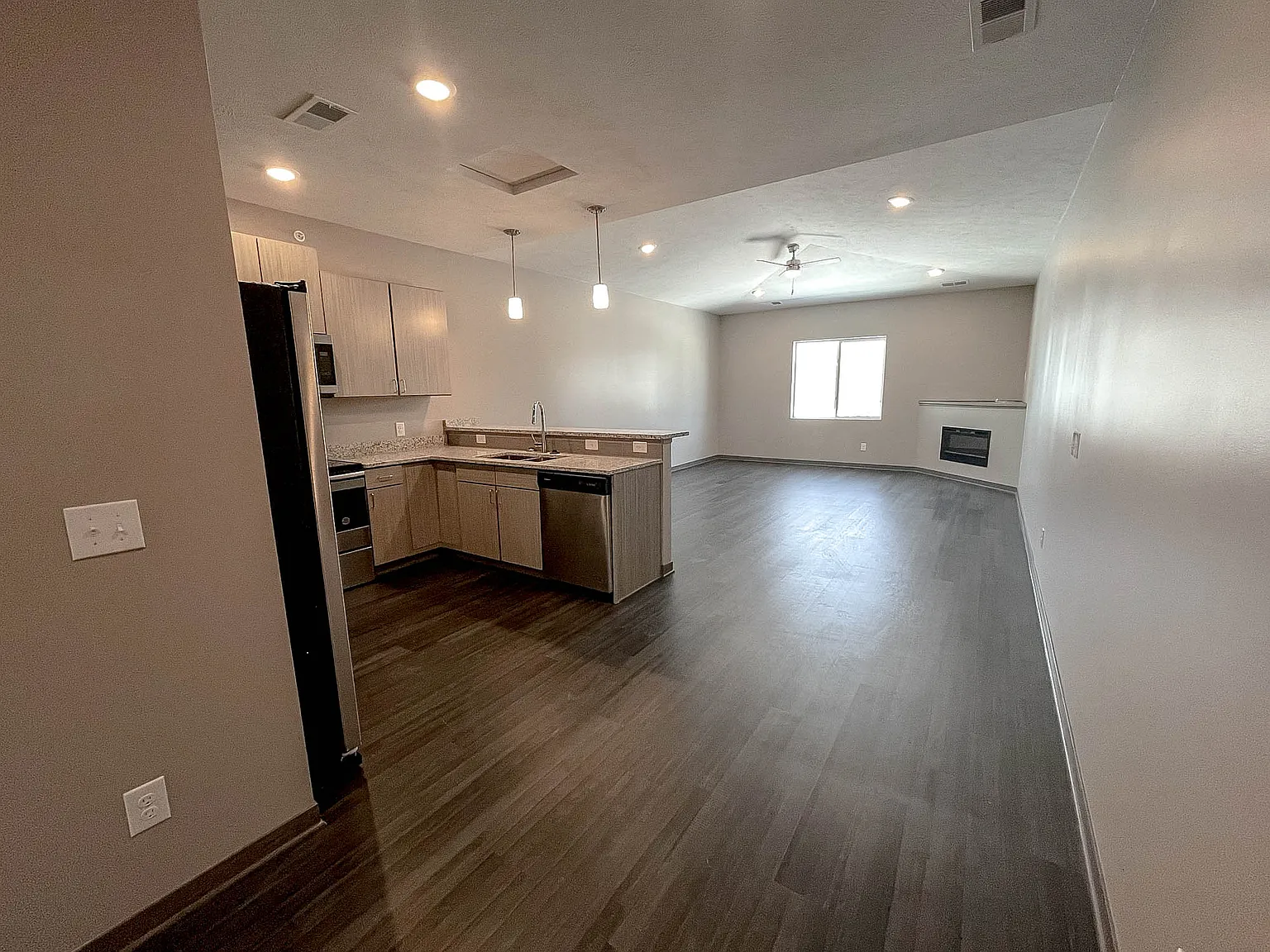 1 bed, 892 sqft, $1,295 — Photo 3