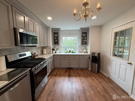 3rd image of 386 Waterview Rd