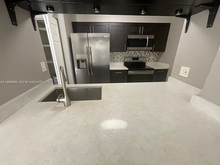 2811 N Oakland Forest Dr #110 — Photo 4