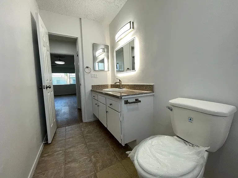 15925 Victory Blvd — Photo 15