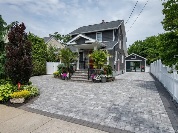 6 Marlboro Place, Bellmore, NY 11710