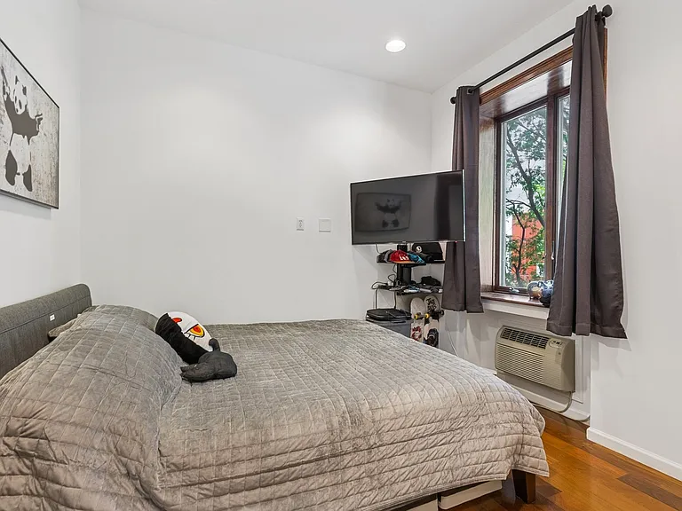 284 E 7th St #2 — Photo 5