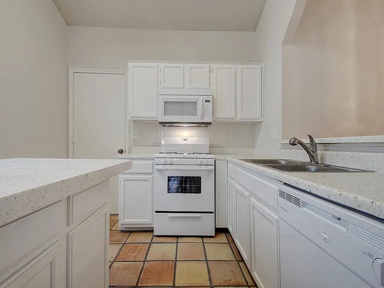 6305 Evangeline Trl — Photo 10