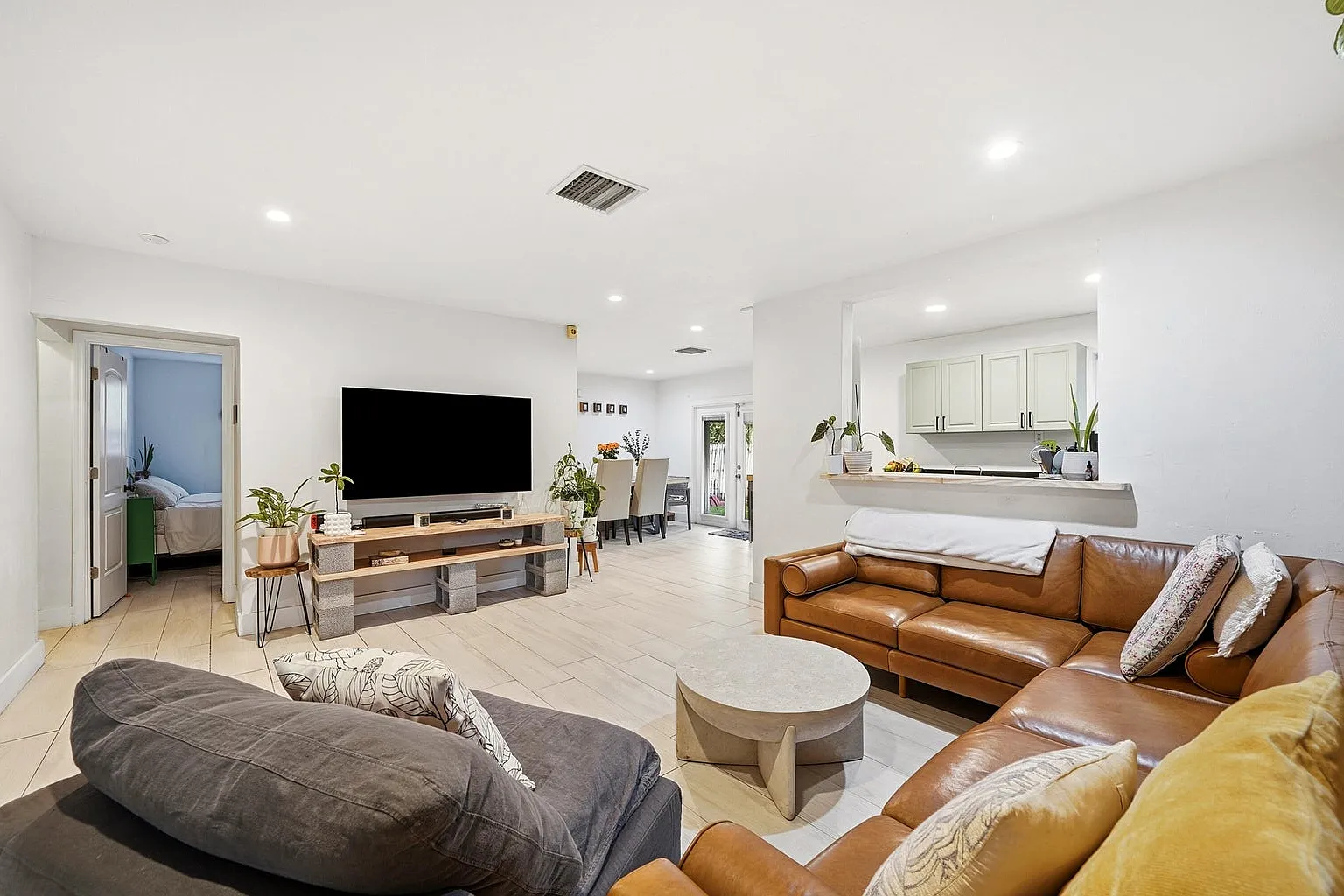 3 bed, 1258 sqft, $3,600 — Photo 4