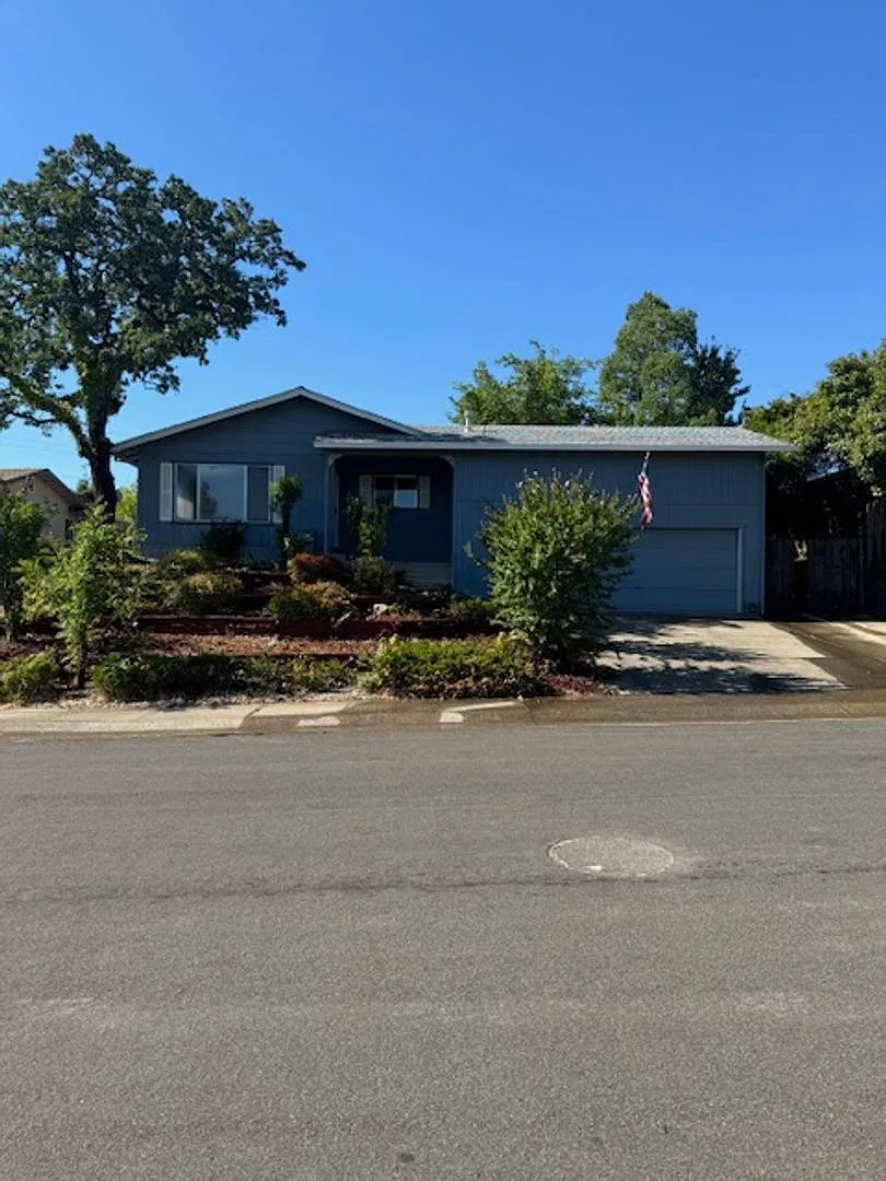 Lake Forest Estates Home Close to Shopping and Dining — Photo 3