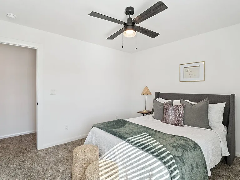 2410 W Charleston St — Photo 47
