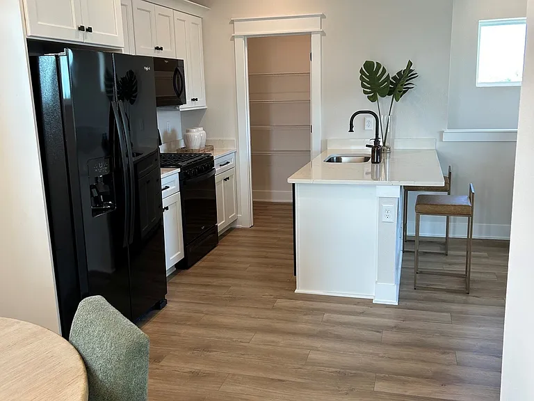7910 Lake Flores Ave — Photo 6