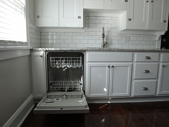 3rd image of 1634 Larchmont Ave