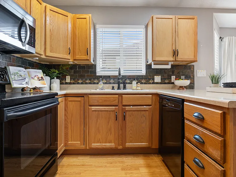 449 N 100 W — Photo 4