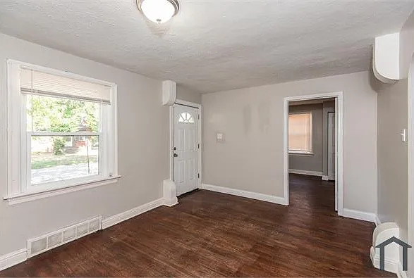 2 bed, 1000 sqft, $1,298 — Photo 2