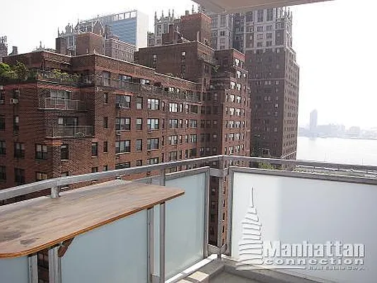 Rented by Manhattan Connection | media 7