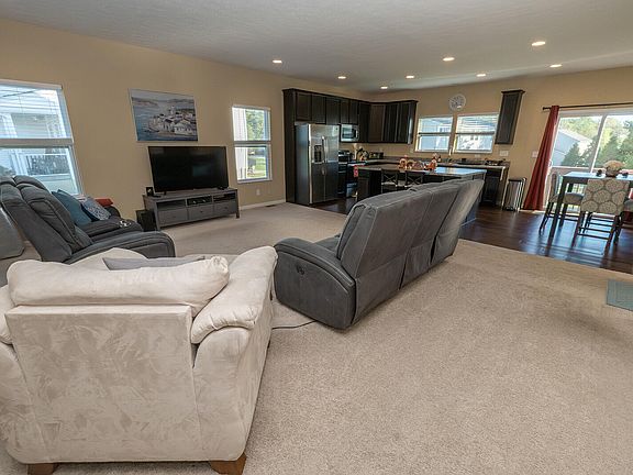 3rd image of 679 Mallard Dr