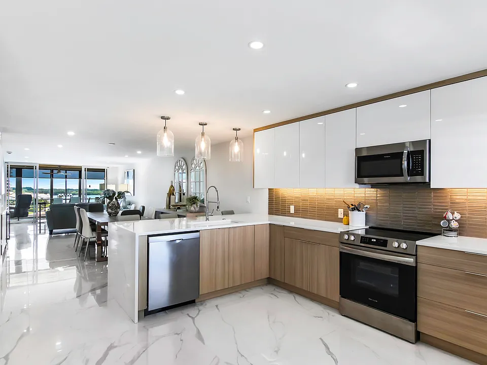 44 Yacht Club Dr #611