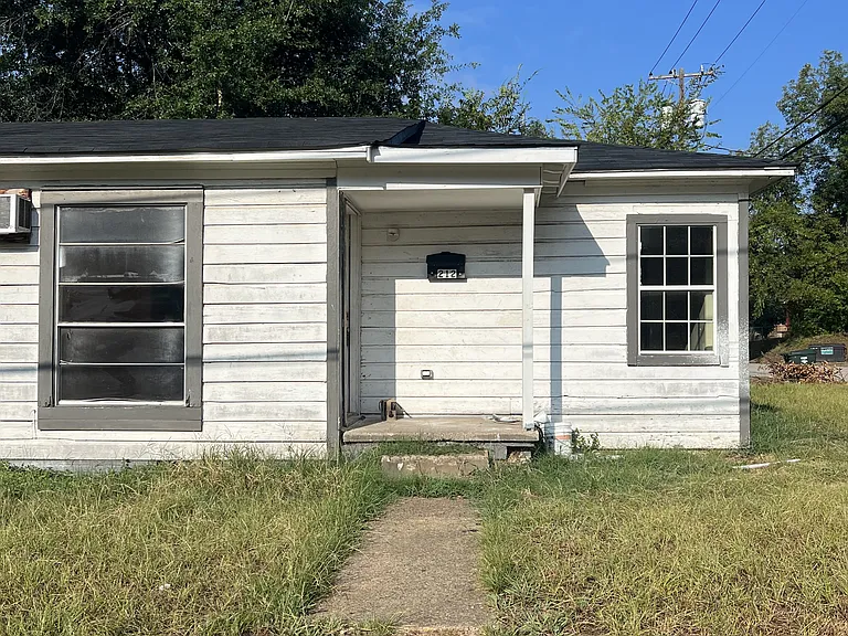 210 N Ross Ave — Photo 1