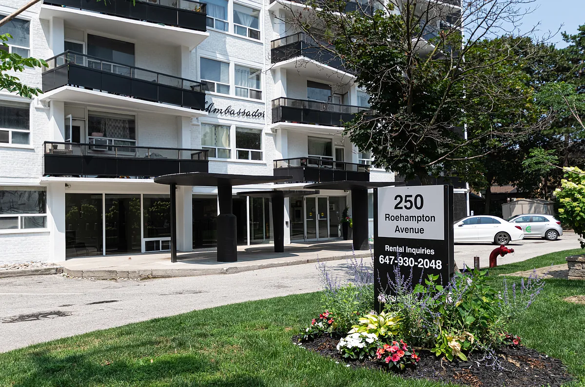 250 Roehampton Avenue — Photo 3