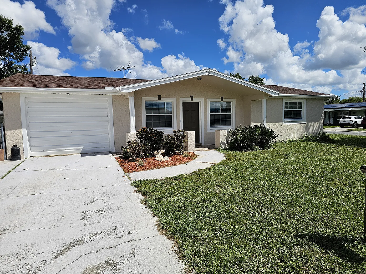 2 Bed/1.5 Bath/Bonus Room on Fenced Corner Lot in Holiday Lake Estates — Photo 2