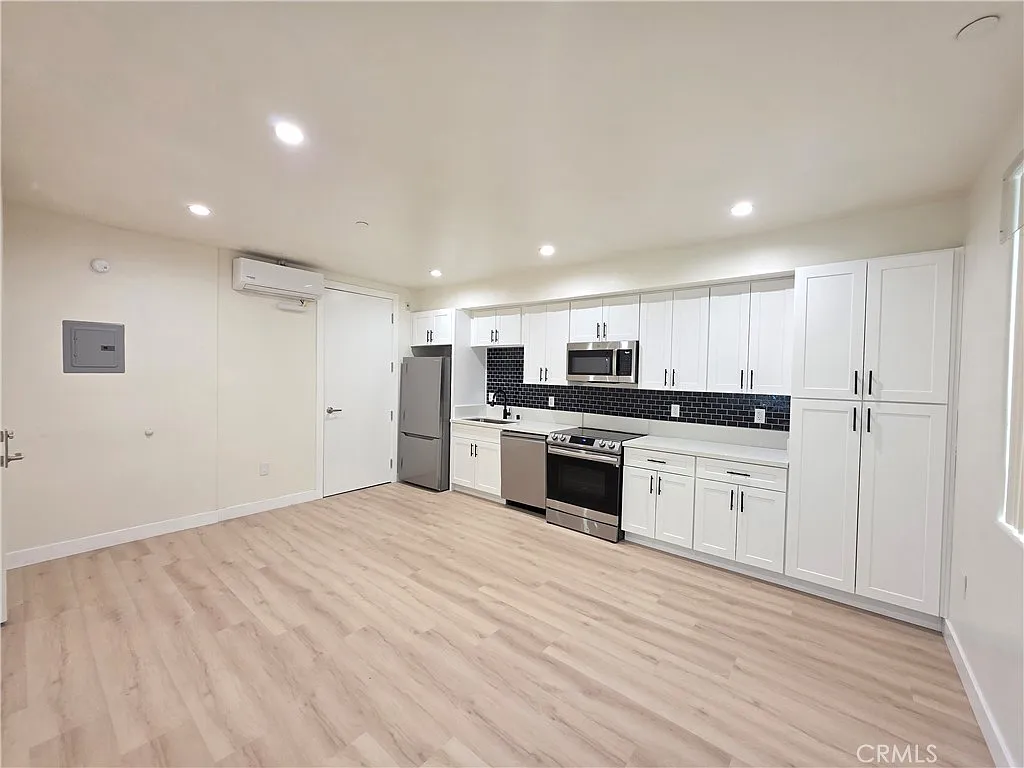 Studio, 400 sqft, $1,695 — Photo 1
